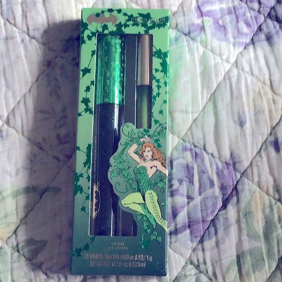Revolution x DC Lucky Kiss Poison Ivy Lip Kit Lipstick Lip Liner Green Red New - Picture 3 of 4